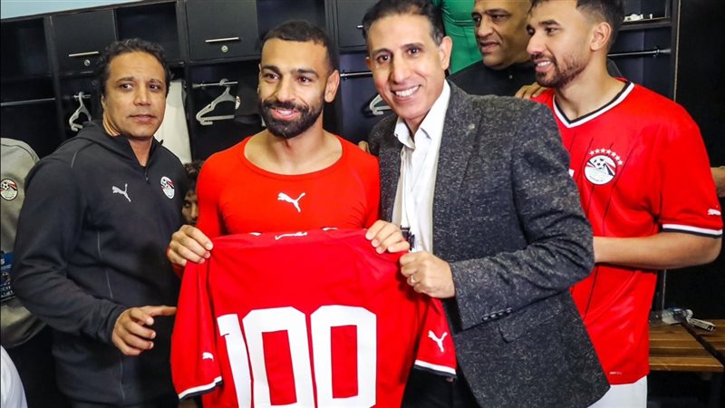 محمد صلاح يحتفل بالمباراة