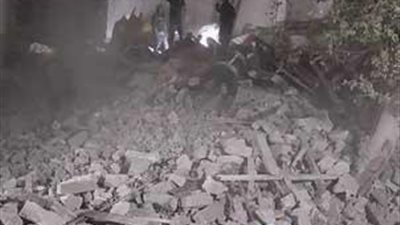 عقار شبرا المنهار.. إخلاء 4 منازل والتصريح بدفن جثث سيدتان وطفلة