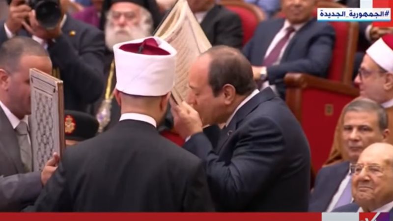 الرئيس السيسي يقبّل