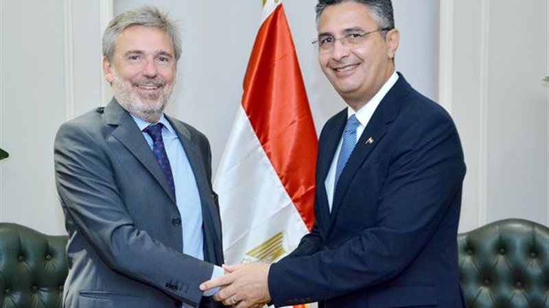 وزير التموين مع السفير