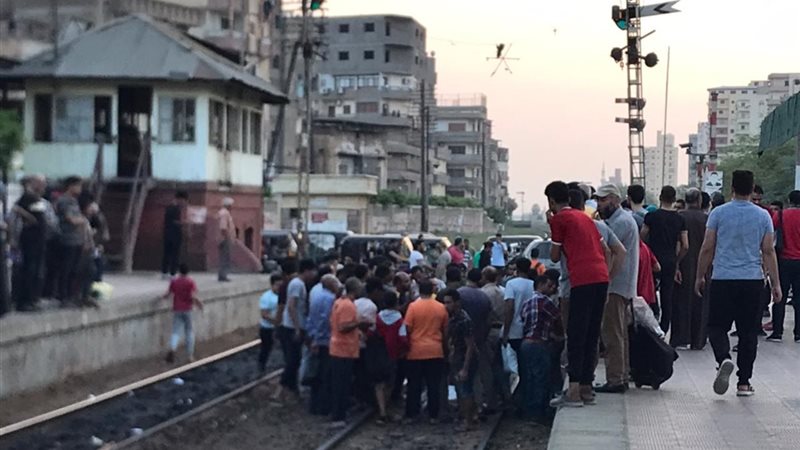مصرع شاب تحت عجلات
