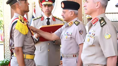 وزير الدفاع يشهد تخريج دفعة جديدة من كلية الضباط الاحتياط