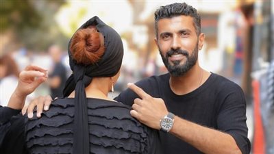 مين دي؟ .. محمد سامي يمازح الجمهور بصورة من كواليس مسلسل إش إش