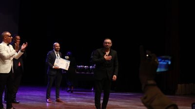 أحمد السقا بعد تكريمه بمهرجان الإسكندرية المسرحى: حاسس أني أقف على الخشبة لأول مرة