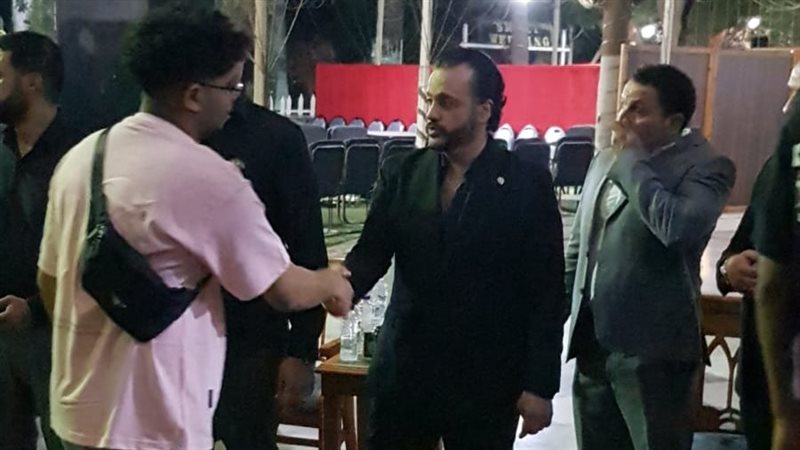 إيساف في عزاء شقيقه