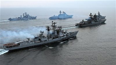 آخر تطورات الأوضاع  في البحر الأحمر.. الحوثيين تستهدف 3 مدمرات أمريكية