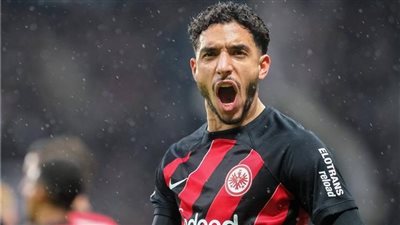 بهدف مرموش.. فرانكفورت يتعادل مع هوليشتاين بالشوط الأول من الدوري الألماني