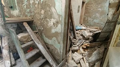 انهيار عقار بحي الجمرك في الإسكندرية.. واستخراج جثة أم وطفلها من أسفل الأنقاض