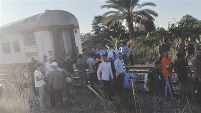 انفصال 3 عربات من قطار القاهرة - الأقصر أثناء مروره بقرية 