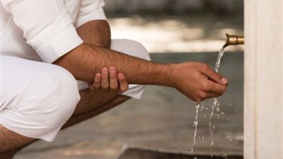 هل بقايا الطعام في الفم يبطل الصلاة؟.. الإفتاء توضح الحكم 