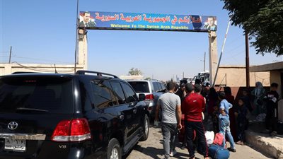 كماشة الحرب الإسرائيلية .. لاجئون سوريون بلبنان يعودون إلى بلادهم 