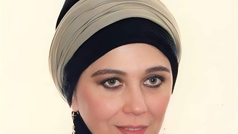 الفنانة القديرة منى