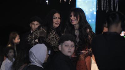 بالأحضان.. سمية الخشاب تٌُقبل الراقصة دينا في حفل زفاف ابنة علاء مرسي (صور)