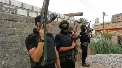 3 بنادق وخرطوش .. تفاصيل مصرع 3 مسجلين خطر في معركة مع مباحث قنا