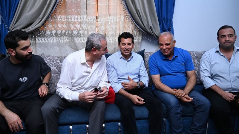وزير الشباب في منزل
