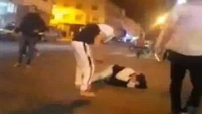 فيديو خناقة العجوزة.. زوج يسحل زوجته ويقص شعرها في الشارع