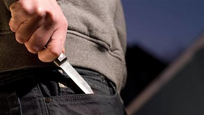 طعنة نافذة بسبب فتاة.. كوافير وصديقه يطعنان عاطلا بعين شمس