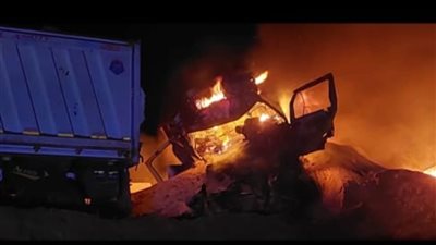 محاولات لإخماد النيران في تريلا اشتعلت أعلى الطريق الإقليمي