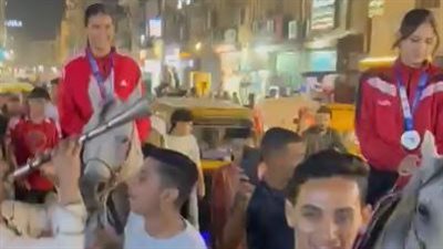 أهالي الشرقية يزفون مريم ورؤي أصحاب الذهبية والفضية ببطولة العالم للكاراتية