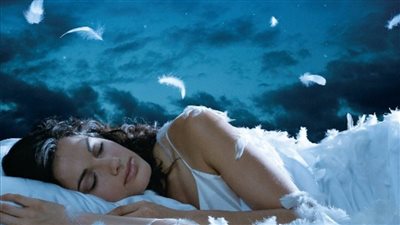 تفسير حلم ميت يأخذ شخص حي معه للمتزوجة.. ما علاقته بالمشاكل والمرض؟