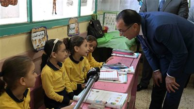 رئيس الوزراء يدير حوارًا أبويا مع تلاميذ مدرسة الندى للتعليم الأساسي