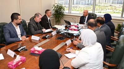 كامل الوزير يبحث خطة تصنيع الأبواب المصفحة في مصر 