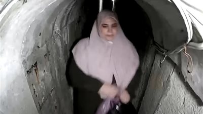 من هي زوجة السنوار؟.. بعد ظهورها في مقطع فيديو نشرة الاحتلال 