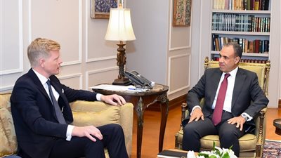  وزير الخارجية للمبعوث الأممي لليمن : لابديل عن ضمان سلامة الملاحة في البحر الأحمر