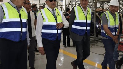 وزير قطاع الأعمال يؤكد على أهمية توطين تكنولوجيا صناعة السيارات في مصر