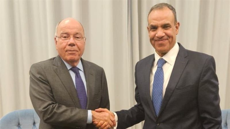 وزير الخارجية مع
