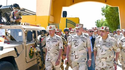 رئيس أركان حرب القوات المسلحة يتفقد إجراءات التأمين على الاتجاه الاستراتيجي الجنوبي