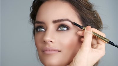 ملء فراغات الحواجب.. حيل ذكية وسهلة لمظهر طبيعي وجذاب
