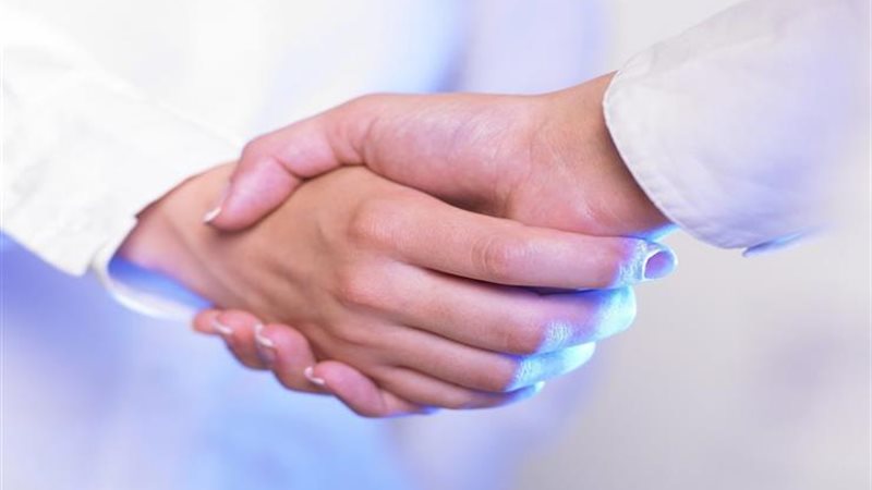 حكم السلام على النساء