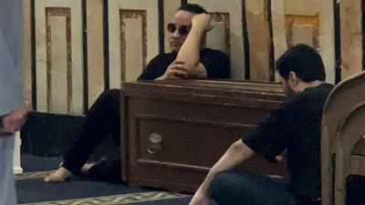 ابنها بيعيط جنب النعش.. وصول جثمان الفنانة شريفة ماهر لمسجد مصطفى محمود