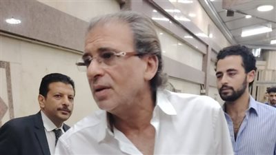 المخرج خالد يوسف في عزاء شريفة ماهر.. والفنانين 