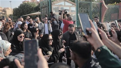 صور جنازة حسن يوسف.. بكاء وحزن شديد من الفنانين على رحيله اليوم