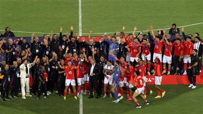 الأهلي يتسلم كأس بطولة الأفروآسيوية بعد الفوز على العين بثلاثية نظيفة 