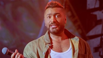 تامر حسني للشباب: ربنا رب العدل ومعاه الدفة الأعظم