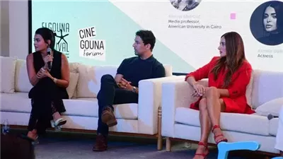 أمينة خليل : يوسف شاهين قعدني في كرافان سقعة مخروم مع 50 كومبارس 