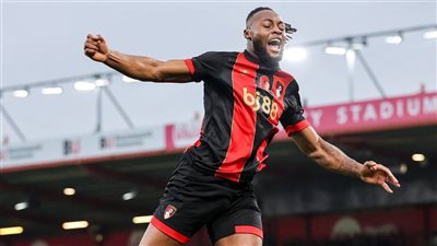 مانشستر سيتي يخسر أولى مبارياته بالدوري الإنجليزي أمام بورنموث بثنائية 