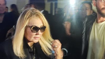 بنضارة سودا.. نادية الجندي تشارك في عزاء مصطفى فهمي