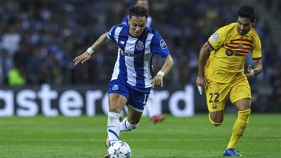 شاهد مهاجم بورتو البرتغالي يوقف هجمة خطيرة بعد إصابة منافسه (فيديو)