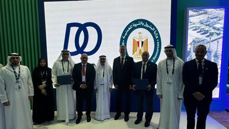 وزير البترول مع مسئولي