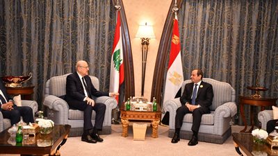 ماذا دار في لقاء السيسي مع رئيس وزراء لبنان بالقمة العربية الإسلامية؟