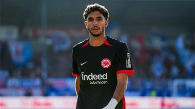 عمر مرموش يهدي حذاءه لمشجع في لفتة إنسانية وسط تجوله بشوارع ألمانيا (فيديو)