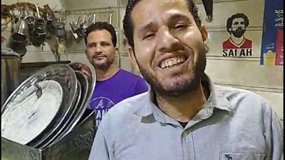 «عصام» مطرب مقهى بني سويف.. يستقبل الزبائن بأجمل الأغنيات