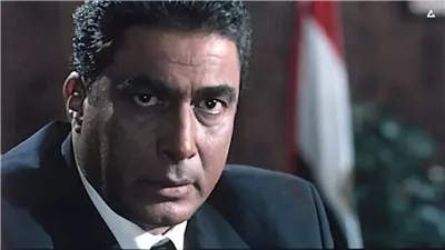 هل أصيب أحمد زكي بالعمى؟.. كان يقرأ الصحف أمام الجميع