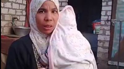 أسرة سوهاجية تستغيث من برد الشتاء: السقف «بوص» والكهرباء مقطوعة