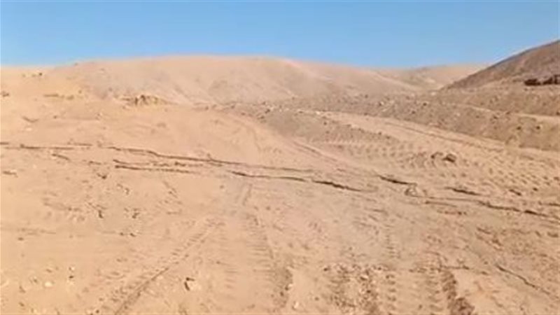 شاب مدفون تحت الرمال