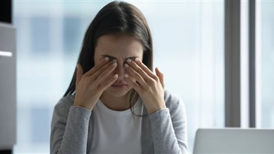 أسباب الصداع المستمر عند النساء وعلاجه، احذري المسكنات